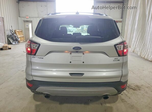 1FMCU9GD9JUD33186 2018 FORD ESCAPE Серый Вид сзади