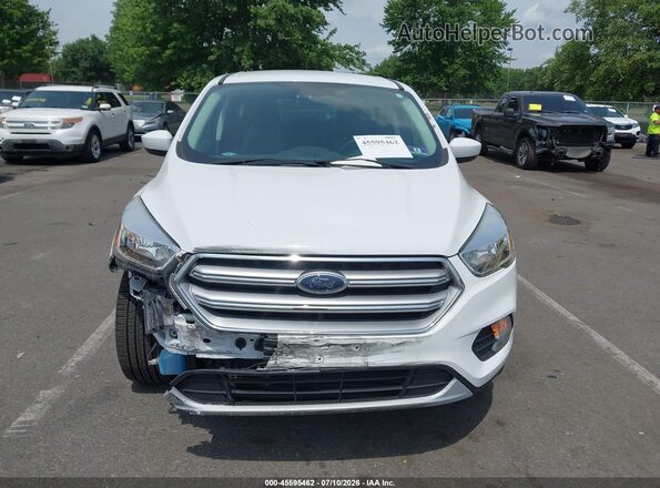 1FMCU9GDXHUD99675 2017 FORD ESCAPE Белый Вид щитка приборов