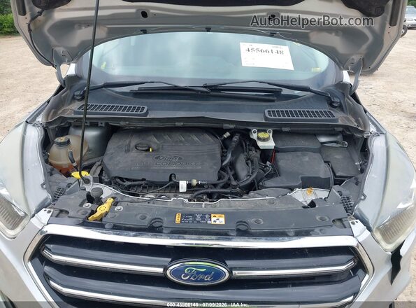 1FMCU9GDXJUB09683 2018 FORD ESCAPE Silver Widok naklejki z numerem VIN