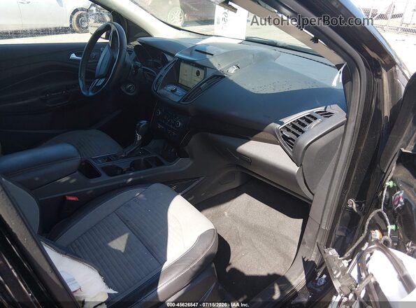 1FMCU9GDXJUB18741 2018 FORD ESCAPE Черный Вид салона спереди