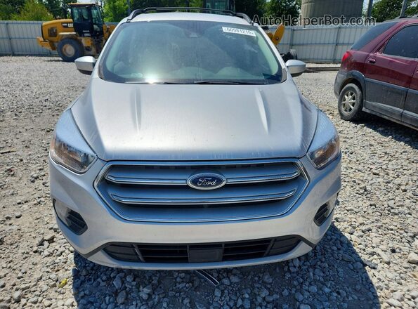 1FMCU9GDXJUD06692 2018 FORD ESCAPE Серебряный Вид спереди