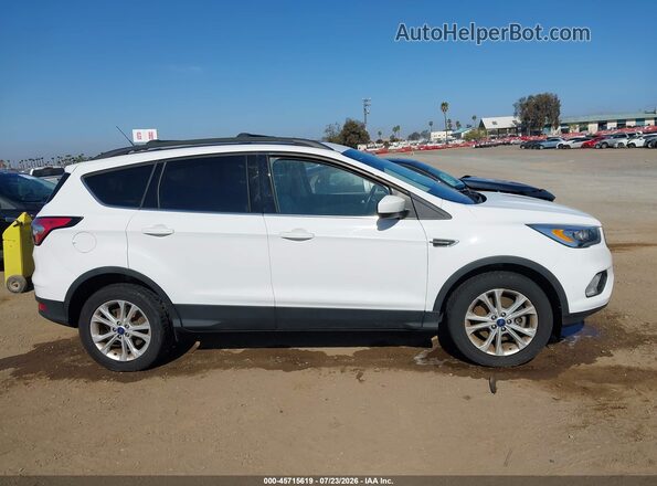 1FMCU9HD2JUB92959 2018 FORD ESCAPE White Widok wnętrza z tyłu