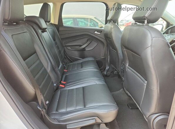 1FMCU9HD2JUC04768 2018 FORD ESCAPE White Widok tylnych siedzeń