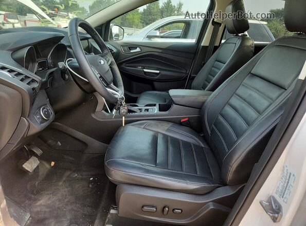 1FMCU9HD2JUC04768 2018 FORD ESCAPE White Widok wnętrza z przodu