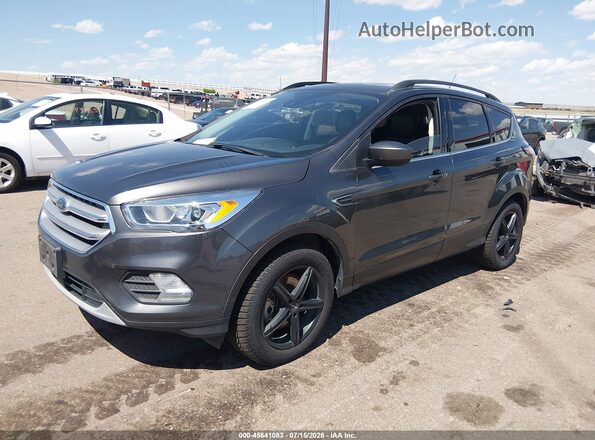 1FMCU9HD3JUB83851 2018 FORD ESCAPE Серый Передняя левая четверть