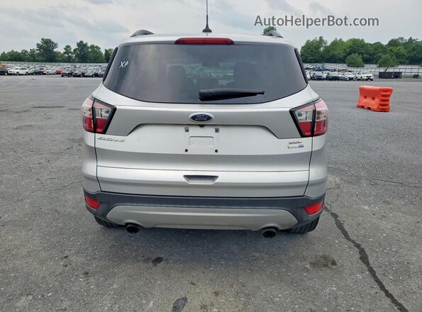 1FMCU9HD7JUC66540 2018 FORD ESCAPE Серебряный Вид сзади