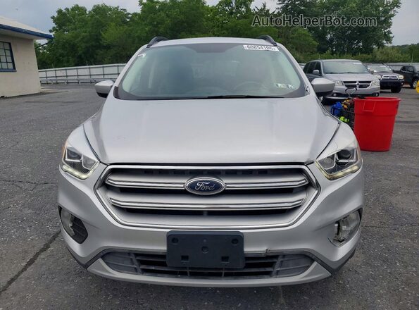 1FMCU9HD7JUC66540 2018 FORD ESCAPE Серебряный Вид спереди