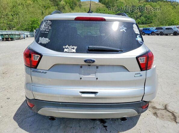 1FMCU9HD8KUB76105 2019 FORD ESCAPE Silver Вид ззаду