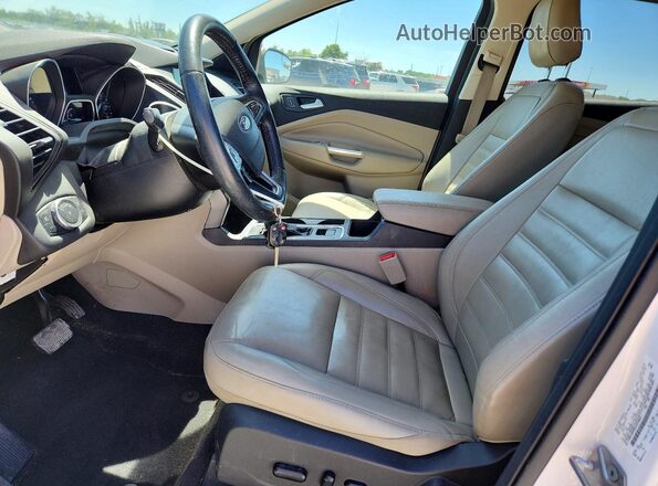 1FMCU9HD9JUD16001 2018 FORD ESCAPE Белый Вид салона спереди