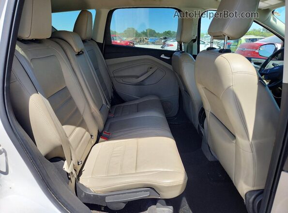 1FMCU9HD9JUD16001 2018 FORD ESCAPE Белый Вид задней части салона