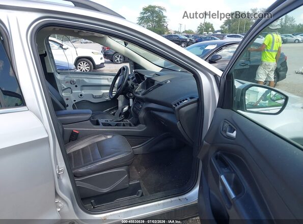 1FMCU9HD9JUD16337 2018 FORD ESCAPE Silver Front interior view