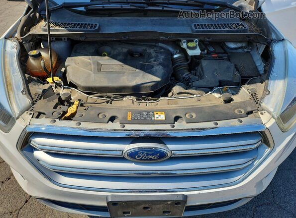 1FMCU9J90HUE48533 2017 FORD ESCAPE White Widok wnętrza z tyłu