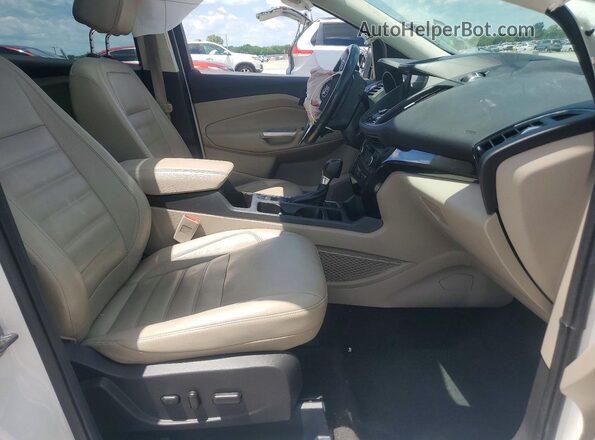 1FMCU9J91HUB76199 2017 FORD ESCAPE Белый Вид салона спереди