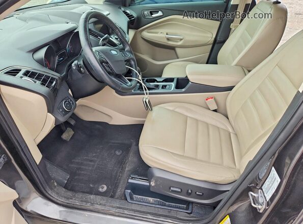 1FMCU9J96HUB08030 2017 FORD ESCAPE Серый Вид салона спереди