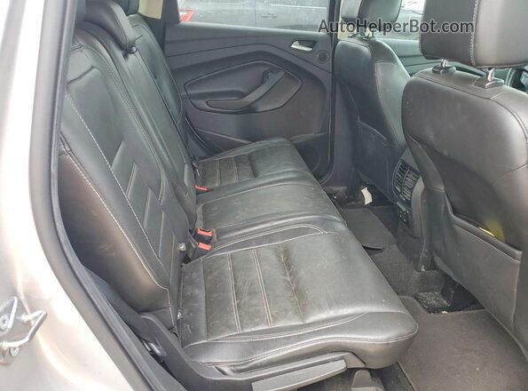 1FMCU9J99HUD11042 2017 FORD ESCAPE White Widok wnętrza z tyłu
