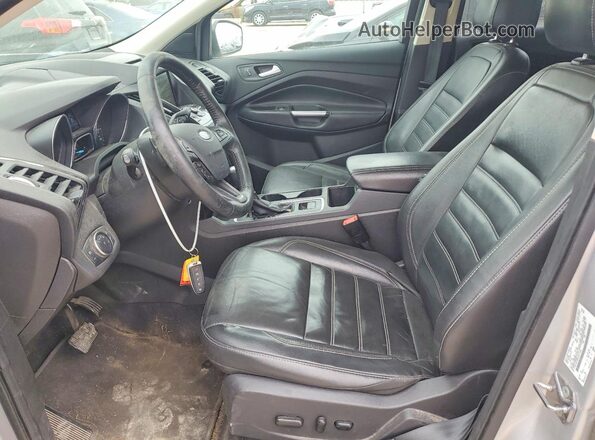 1FMCU9J99HUD11042 2017 FORD ESCAPE White Widok wnętrza z przodu