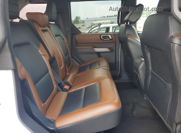1FMDE5BH6PLC00906 2023 FORD BRONCO White Vista interior trasera