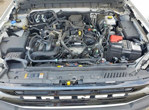 1FMDE5BH6PLC00906 2023 FORD BRONCO White Vista del compartimento del motor