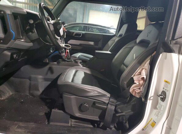 1FMDE5CP1PLB66024 2023 FORD BRONCO White Widok wnętrza z przodu