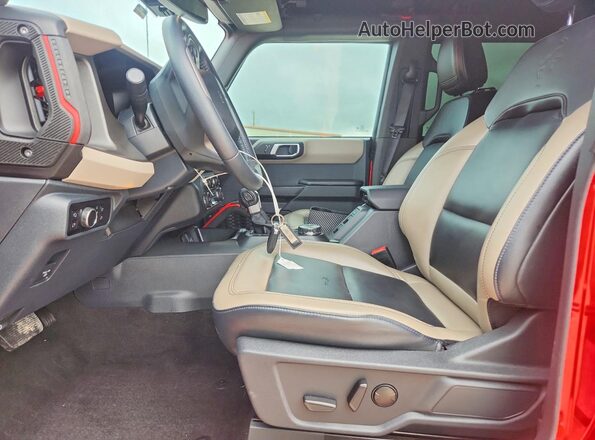 1FMEE2BP9RLA22017 2024 FORD BRONCO Red Widok wnętrza z przodu