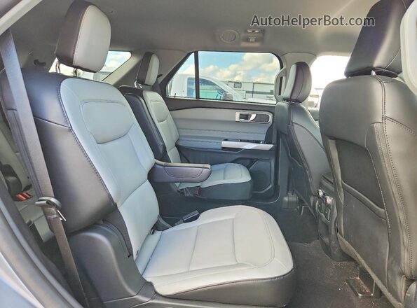 1FMSK8DH1MGB13370 2021 FORD EXPLORER Silver Vista interior trasera