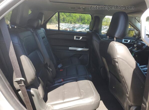 1FMSK8DH7NGA47067 2022 FORD EXPLORER Silver Սալոնի հետևի տեսք