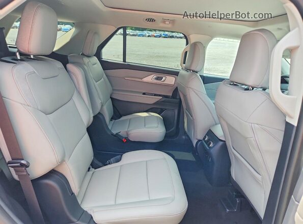 1FMUK8DH7SGC55552 2025 FORD EXPLORER White Вид задньої частини салону