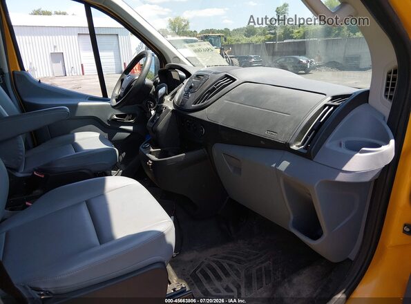 1FMZK1YM6HKA40268 2017 FORD TRANSIT-150 Желтый Вид салона спереди