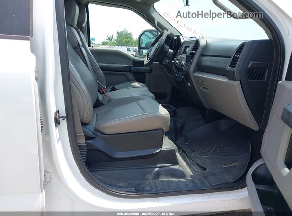 1FT7W2B62HEC88693 2017 FORD F-250 White Вид салону спереду