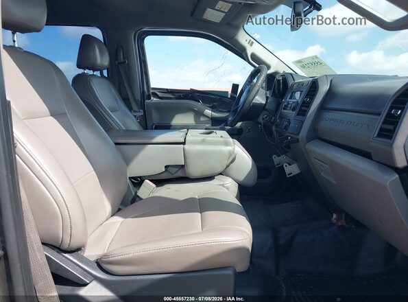 1FT7W2BT9JEB72676 2018 FORD F-250 Gray Front interior view