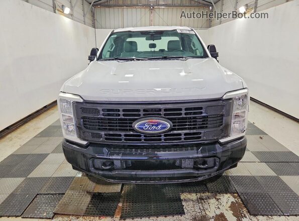 1FT7X2AA5PEE17060 2023 FORD F250 White Widok z przodu