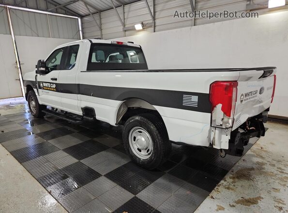 1FT7X2AA5PEE17060 2023 FORD F250 White Widok wnętrza 360 stopni