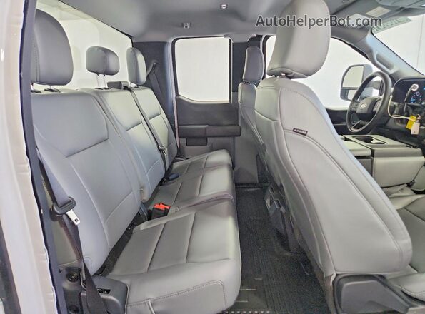 1FT7X2AA5PEE17060 2023 FORD F250 White Widok tylnych siedzeń