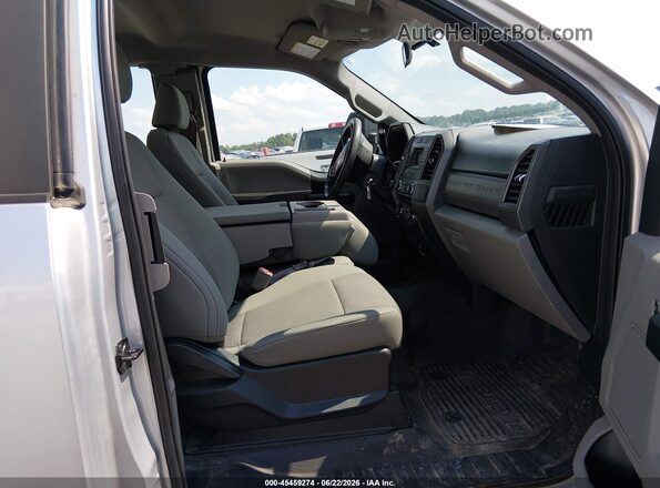 1FT7X2B60JEC83950 2018 FORD F-250 Серебряный Вид салона спереди