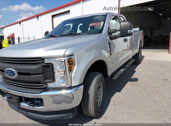 1FT7X2B60JEC83950 2018 FORD F-250 Серебряный Вид спереди