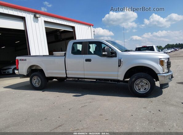 1FT7X2B60JEC83950 2018 FORD F-250 Серебряный Вид задней части салона