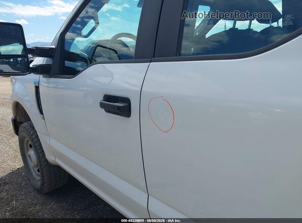 1FT7X2B67MED24255 2021 FORD F-250 White Widok wnętrza z tyłu
