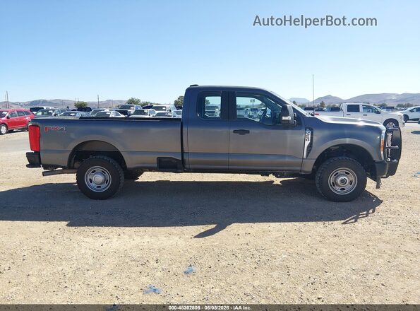 1FT7X2BA0PED83284 2023 FORD F-250 Gray Vista interior trasera