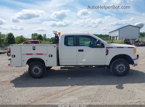 1FT7X3B6XHEE05018 2017 FORD F350 Белый Вид задней части салона