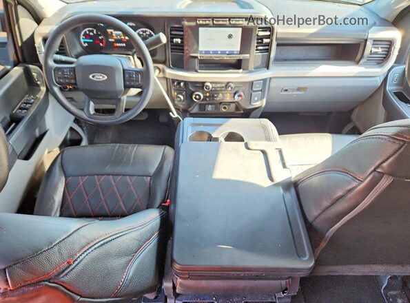 1FT8W2BTXPEE08653 2023 FORD F250 Черный Вид панели приборов