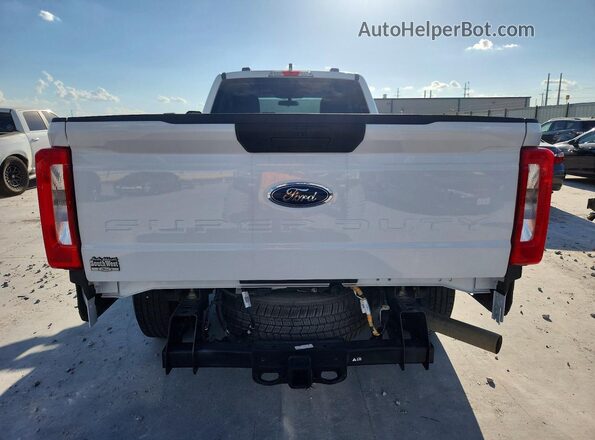 1FTBF2AA1PEE21944 2023 FORD F250 White Widok z tyłu