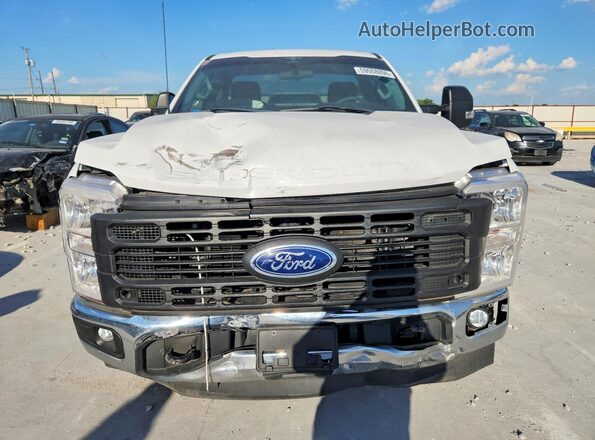 1FTBF2AA1PEE21944 2023 FORD F250 White Widok z przodu
