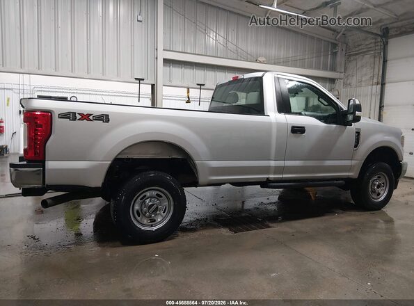 1FTBF2B69JEC84074 2018 FORD F-250 Silver Widok wnętrza z tyłu