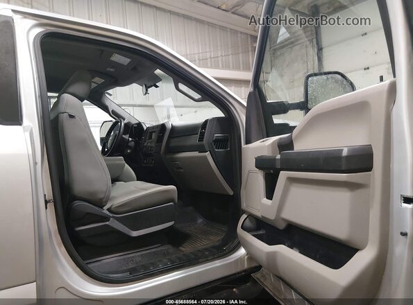 1FTBF2B69JEC84074 2018 FORD F-250 Silver Widok wnętrza z przodu