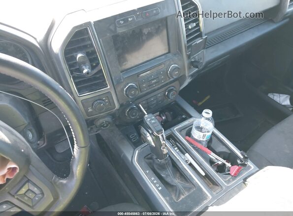 1FTEW1EG6JKD09381 2018 FORD F150 Silver Widok deski rozdzielczej