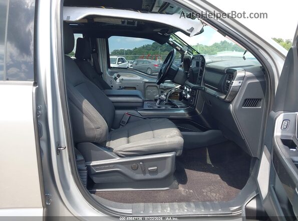 1FTFW1E55NKD85652 2022 FORD F150 Серебряный Вид салона спереди