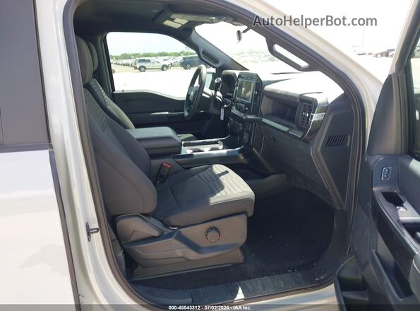 1FTFW1E58PKE62663 2023 FORD F150 Серебряный Вид салона спереди