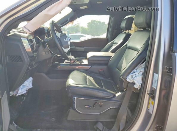 1FTFW1E82PFC02715 2023 FORD F150 Silver Widok wnętrza z przodu