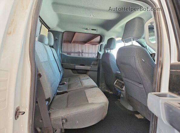 1FTFW1E85PKE00499 2023 FORD F150 White Vista de los asientos traseros