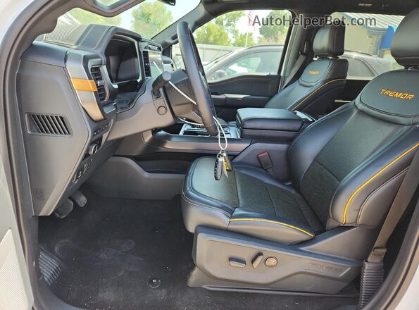 1FTFW4L89RFB91123 2024 FORD F150 White Вид салону спереду